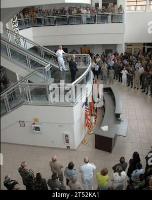 0705318623G-077 CAMP H.M. SMITH, Hawaii (31 mai 2007) - le secrétaire à la Défense (SECDEF) Robert M. Gates s'entretient avec des membres du service et du personnel civil du Commandement du Pacifique des États-Unis (USPACOM) lors d'une récente visite à Hawaii. USPACOM est responsable de toutes les forces militaires aériennes, terrestres et maritimes américaines dans la région Asie-Pacifique. US Navy Banque D'Images