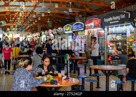 Le Maxwell Food Centre animé la nuit, Chinatown, Singapour Banque D'Images