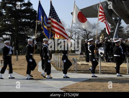 1001195019M-002 ATSUGI, Japon (19 janvier 2010) la garde d'honneur conjointe de la Marine américaine et de la Force maritime japonaise d'autodéfense défile les couleurs lors d'une cérémonie d'inauguration du parc Alliance à la Naval Air Facility Atsugi. L'inauguration du parc célébrait le 50e anniversaire de la signature du Traité de coopération et de sécurité mutuelles entre les États-Unis et le Japon. Signé et ratifié en 1960, le traité sert de fondement à la solide alliance et à l'interopérabilité entre la marine américaine et la Force maritime japonaise d'autodéfense. Marine Banque D'Images