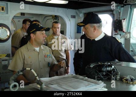 0704123888C-002 AUGUSTA BAY, Sicile (12 avril 2007) Р Cmdt. John A. carter, commandant du destroyer de missiles guidés USS Roosevelt (DDG 80), donne une visite du navire au vice-amiral Roberto Cesaretti, commandant du Commandement de la composante maritime alliée Naples, lors d'une visite avant le début de l'exercice multinational Noble Manta 2007. Noble Manta est conçu pour fournir une formation individuelle aux Forces de réaction de l'OTAN pour les unités participantes, affinant ainsi les compétences en matière de guerre anti-sous-marine. Roosevelt est le navire amiral du Groupe maritime permanent de l'OTAN deux (SNMG2). US Navy Banque D'Images