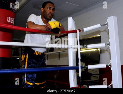 All-Navy Boxing Team, Boxe, NEWPORT NEWS, anneau, cordes, marin, entraînement, photo de la marine américaine, USS George H.W. Bush (CVN 77), va Banque D'Images