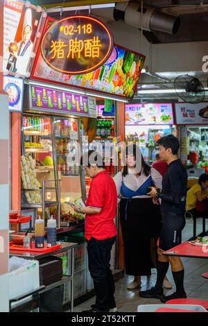 Le Maxwell Food Centre animé la nuit, Chinatown, Singapour Banque D'Images