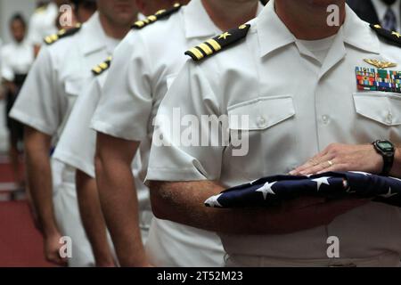 0910030229P-004 NORFOLK (3 octobre 2009) détail du drapeau les marins affectés à la Marine Reserve Commander Strike Forces Training Atlantic 0486 passent le drapeau américain tandis que Old Glory est récité lors de la cérémonie de retraite du Cmdt. Al Lyons à la base navale de Norfolk. Cmdt. Lyons prend sa retraite après 28 ans de service actif et de réserve. (Marine américaine Banque D'Images