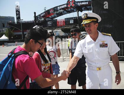 110728XZ714-373 LOS ANGELES (28 juillet 2011) le contre-amiral Troy M. Shoemaker, commandant du Carrier Strike Group (CSG) 9, accueille les visiteurs pendant la Los Angeles Navy week 2011, l'une des 21 semaines de la Marine qui se tiennent cette année à travers le pays. Les Navy Weeks visent à mettre en valeur les investissements que les Américains ont faits dans leur marine et à sensibiliser les villes qui n'ont pas une présence significative de la marine. Marine Banque D'Images