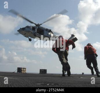0908277364R-049 ATLANTIC OCEAN (27 août 2009) les marins à bord du porte-avions USS Harry S. Truman (CVN 75) se préparent à recevoir des approvisionnements du navire de cargaison sèche USNS Supply (T-AOE 6). Le Truman effectue des qualifications de transporteur. ( Banque D'Images