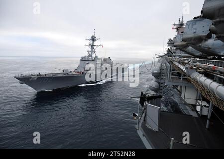 1011161722W-077 PACIFIC OCEAN (16 novembre 2010) le navire d'assaut amphibie USS Boxer (LHD 4), à droite, transfère du carburant au destroyer de missiles guidés de classe Arleigh Burke USS Sampson (DDG 102) lors d'un réapprovisionnement en mer. Boxer est en cours au large des côtes de la Californie du Sud et participe à un exercice d'unité d'entraînement composite en préparation du déploiement au début de 2011. Marine Banque D'Images