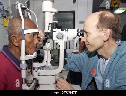 0706309271M-002 PHILIPPINE SEA (30 juin 2007) - le capitaine Scott McClatchey effectue un examen préopératoire de l'œil à la lampe à fente sur un patient philippin de cataracte au service médical du navire d'assaut amphibie USS Peleliu (LHA 5). Le patient a été transporté au navire en soutien à Pacific Partnership 2007. Pacific Partnership est une mission humanitaire de l'armée américaine et des organisations non gouvernementales participantes. Aloha Medical Mission, Project Hope, University of California San Diego Pre-Dental Society, et autres. US Navy Banque D'Images