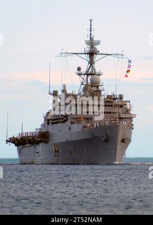 1006246854D-136 PEARL HARBOR (24 juin 2010) le navire de transport amphibie USS Cleveland (LPD 7) de la classe Austin fait escale dans la base conjointe Pearl Harbor-Hickam, Hawaii pour soutenir les exercices Rim of the Pacific (RIMPAC) 2010. RIMPAC est un exercice biennal multinational conçu pour renforcer les partenariats régionaux et améliorer l'interopérabilité multinationale. Marine Banque D'Images