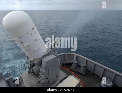 1008197680E-016 CARIBBEAN SEA (19 août 2010) Un Phalanx Close-In Weapon System (CIWS) est tiré à l'essai à bord du navire d'assaut amphibie polyvalent USS Iwo Jima (LHD 7). Iwo Jima soutient Continuing Promise 2010, une mission humanitaire d’assistance civique. Le personnel médical et technique affecté à bord de l’Iwo Jima travaillera avec les pays partenaires pour fournir une assistance médicale, dentaire, vétérinaire et technique dans huit pays. Marine Banque D'Images