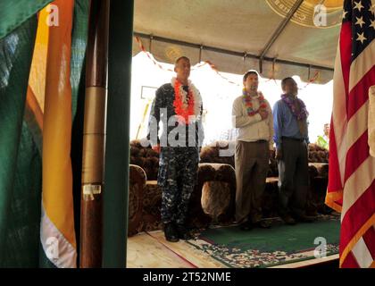 1010261531D-241 NEW AMSTERDAM, Guyana (le 26 octobre 2010) le capitaine Thomas Negus, à gauche, commodore de Continuing Promise 2010, et le premier ministre du Guyana Samuel Hinds se tiennent à l'attention pour jouer l'hymne national américain lors d'une cérémonie clôturant la phase Guyane de la mission Continuing Promise 2010. Le navire d’assaut amphibie polyvalent USS Iwo Jima (LHD 7) est ancré au large des côtes de la Guyane et mène une mission d’assistance civique humanitaire continue Promise 2010. Le personnel médical et d'ingénierie affecté à bord de l'Iwo Jima travaille avec les équipes des nations partenaires pour fournir Banque D'Images