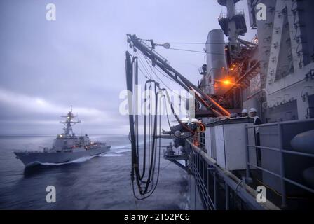 1011166552M-012 OCÉAN PACIFIQUE (NOV. 16. 2010) le destroyer à missiles guidés USS Sampson (DDG 102) est en route avec le navire d’assaut amphibie USS Boxer (LHD 4) avant un ravitaillement en mer. Boxer est en cours au large des côtes de la Californie du Sud et participe à un exercice d'unité d'entraînement composite en préparation d'un déploiement au début de 2011. Marine Banque D'Images