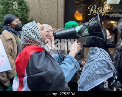 New York, États-Unis. 02 novembre 2023. New York, Etats-Unis 11/2/23 manifestants palestiniens et hassidiques marchent le long de la deuxième Avenue et de la 42e rue est à New York, pour protester contre une Palestine libre, jeudi 2 novembre 2023. Crédit : Jennifer Graylock/Alamy Live News Banque D'Images