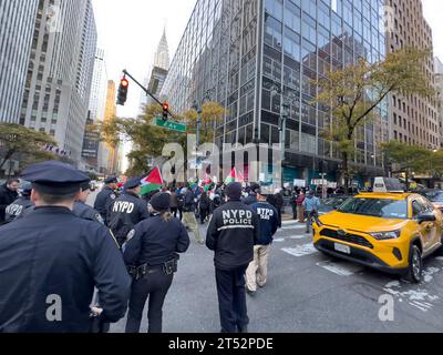 New York, États-Unis. 02 novembre 2023. New York, Etats-Unis 11/2/23 manifestants palestiniens et hassidiques marchent le long de la deuxième Avenue et de la 42e rue est à New York, pour protester contre une Palestine libre, jeudi 2 novembre 2023. Crédit : Jennifer Graylock/Alamy Live News Banque D'Images