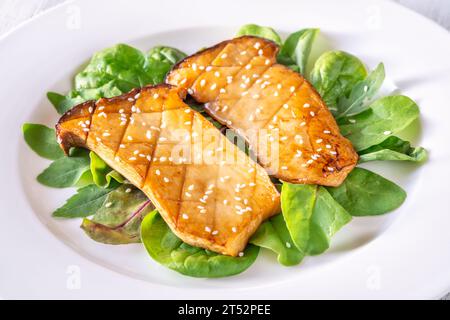 Portion de champignons eryngii frits avec salade Banque D'Images