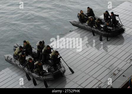 1102251911J-160 OCÉAN PACIFIQUE (25 février 2011) des soldats de la Force d'autodéfense terrestre japonaise du Western Army Infantry Regiment lancent des bateaux gonflables à coque rigide depuis le pont du navire d'assaut amphibie USS Makin Island (LHD 8). Les Marines et les soldats japonais participent à l'exercice Iron Fist, un exercice d'entraînement bilatéral visant à améliorer leurs connaissances amphibies. (Marine américaine Banque D'Images