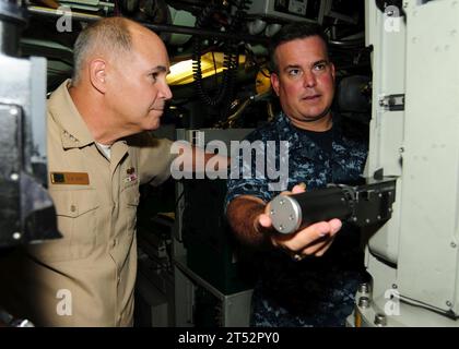 1007013570S-083 PEARL HARBOR (1 juillet 2010) Cmdt. Howard Warner III, commandant du sous-marin nucléaire de classe Los Angeles USS Bremerton (SSN 658) montre le vice-amiral Richard W. Hunt, commandant de la Combined Task Force, le périscope et les utilisations de sa nouvelle conception lors d'une tournée du navire pendant les exercices Rim of the Pacific (RIMPAC) 2010. RIMPAC est un exercice biennal multinational conçu pour renforcer les partenariats régionaux et améliorer l'interopérabilité. Marine Banque D'Images