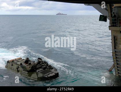 0907080120a-043 CORAL SEA (8 juillet 2009) les Marines affectés à la 31st Marine Expeditionary Unit (MEU) embarquent le navire d'assaut amphibie USS Essex (LHD 2) déployé à l'avant dans un véhicule d'assaut amphibie (AAV). Essex, est le navire de tête du seul groupe d'attaque expéditionnaire déployé à l'avant et sert de navire amiral pour la CTF 76, le seul commandant de la force amphibie déployée à l'avant de la Marine. La Task Force 76 a son quartier général à White Beach Naval Facility, Okinawa, au Japon, avec un détachement à Sasebo, au Japon. Marine Banque D'Images