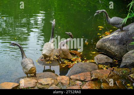 Statues de cygnes au lac des cygnes, jardins botaniques de Singapour, Singapour Banque D'Images