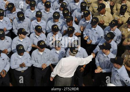 0908290021M-052 BUSAN, République de Corée (29 août 2009) Secrétaire à la Marine (SECNAV) l'honorable Ray Mabus salue les marins lors d'un appel à mains multiples après une visite du navire de commandement amphibie USS Blue Ridge (LCC 19). Blue Ridge a accueilli MabusХ sa première visite officielle en République de Corée depuis sa nomination au poste de secrétaire à la Marine en mai. Marine Banque D'Images