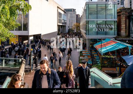 Foules de gens dans la région de Southbank, Londres, Royaume-Uni Banque D'Images