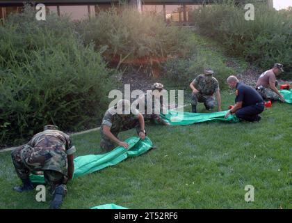 0710254973M-005 MIRAMAR, Californie (25 octobre 2007) - des marins affectés au Bataillon de construction amphibie (ACB) 1, s'entraînent à plier les casernes de pompiers à la base aérienne de Miramar du corps des Marines. ACB-1 a la capacité de fournir un soutien de secours en cas de catastrophe ainsi que des efforts d'intervention pour les feux de forêt de San Diego. US Navy Banque D'Images