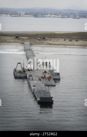 1010188158F-114 SAN DIEGO (18 octobre 2010) les marins affectés au Bataillon de construction amphibie (ACB) 1 et au Groupe d'entraînement à la guerre expéditionnaire Pacific participent à la formation à la construction de chaussées flottantes. Marine Banque D'Images