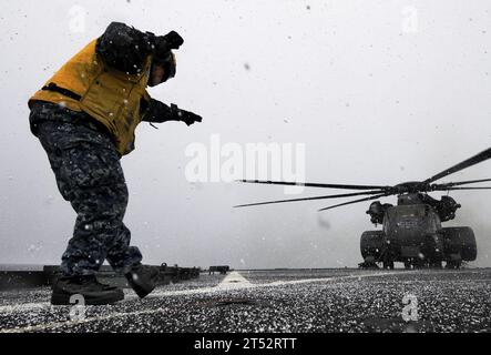 Navire de débarquement amphibie, tremblement de terre, HDRF, fonds de secours humanitaire en cas de catastrophe, Japon, mars 11, marins, tsunami, US Navy, US Navy, USS Tortuga (LSD 46) Banque D'Images