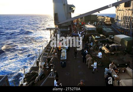 1011287948R-352 OCÉAN PACIFIQUE (28 novembre 2010) les marins et les Marines apprécient la nourriture et la musique sur le pont du bateau lors d'un pique-nique sur la plage d'acier à bord du navire amphibie USS Pearl Harbor (LSD 52). Pearl Harbor fait partie du Peleliu Amphibious Ready Group, qui transite dans la zone de responsabilité de la 7e flotte américaine. Marine Banque D'Images