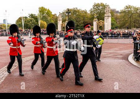 Une unité de gardes écossais marche dans le palais de Buckingham pour la cérémonie de relève de la garde, Londres, Royaume-Uni Banque D'Images