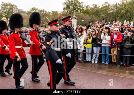 Une unité de gardes écossais marche dans le palais de Buckingham pour la cérémonie de relève de la garde, Londres, Royaume-Uni Banque D'Images