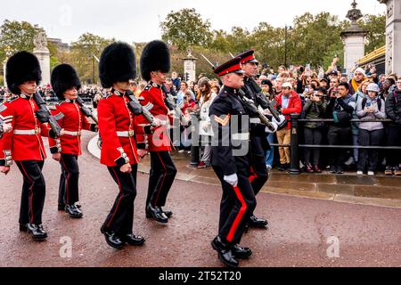 Une unité de gardes écossais marche dans le palais de Buckingham pour la cérémonie de relève de la garde, Londres, Royaume-Uni Banque D'Images