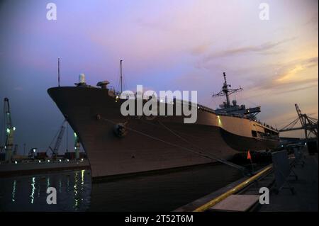 1004112970T-005 JAKARTA, Indonésie (11 avril 2010) le soleil se couche derrière le navire de commandement de la 7e flotte américaine USS Blue Ridge (LCC 19) lors d'une visite portuaire prévue à Jakarta, en Indonésie. Marine Banque D'Images