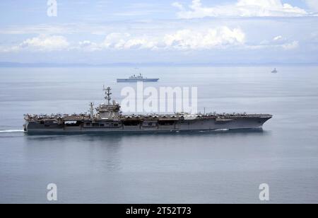 1007256720T-130 WEST SEA (25 juillet 2010) le porte-avions USS George Washington (CVN73) est en route avec le navire de débarquement amphibie Dokdo (LPH 6111) de la République de Corée après son départ de Busan, République de Corée. après une escale de quatre jours. La République de Corée et les États-Unis doivent mener l'exercice combiné de préparation maritime et aérienne de l'alliance "Invincible Spirit" dans les mers à l'est de la péninsule coréenne du 25 au 28 juillet 2010. Il s’agit du premier d’une série d’exercices militaires conjoints qui auront lieu au cours des prochains mois dans les mers de l’est et de l’Ouest. Marine Banque D'Images