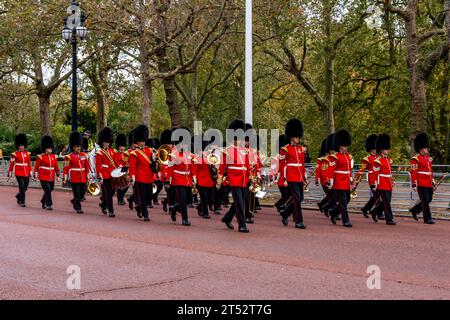 The Grenadier Guards Band descend le Mall pour la cérémonie de la relève de la garde, Londres, Royaume-Uni Banque D'Images