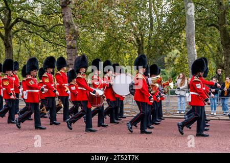 The Grenadier Guards Band descend le Mall pour la cérémonie de la relève de la garde, Londres, Royaume-Uni Banque D'Images