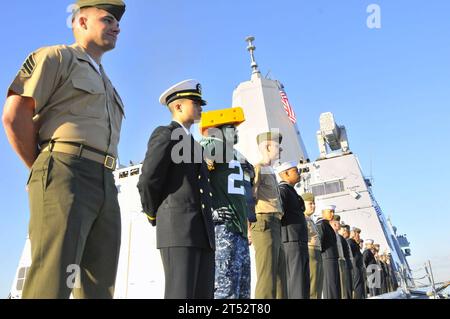 1102227042V-019 SAN DIEGO (22 février 2011) les marins et les Marines manipulent les rails alors que le navire amphibie USS Green Bay (LPD 20) quitte San Diego pour son déploiement inaugural dans l'océan Pacifique occidental. Green Bay fait partie du Boxer Amphibious Ready Group and Amphibious Squadron (PHIBRON) 1. Marine Banque D'Images