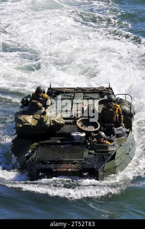 1102227042V-067 SAN DIEGO (22 février 2011) des véhicules d'assaut amphibies transportant des marines et des fournitures approchent du pont du navire amphibie USS Green Bay (LPD 20). Green Bay fait partie du Boxer Amphibious Ready Group and Amphibious Squadron (PHIBRON) 1. Marine Banque D'Images