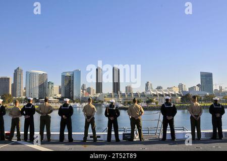 1102227042V-046 SAN DIEGO (22 février 2011) les marins et les Marines manipulent les rails alors que le navire amphibie USS Green Bay (LPD 20) quitte San Diego pour son déploiement inaugural dans l'océan Pacifique occidental. Green Bay fait partie du Boxer Amphibious Ready Group and Amphibious Squadron (PHIBRON) 1. Marine Banque D'Images