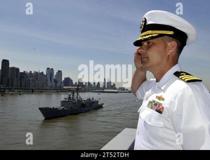 1105252147L-001 NEW YORK (25 mai 2011) Cmdt. William Herrmann, commandant du navire de transport amphibie USS New York (LPD 21), rend hommage à la frégate à missiles guidés USS Carr (FFG 52) lors d'un défilé de navires dans le port de New York. New York a récupéré 7,5 tonnes d'acier des tours du World Trade Center forgées dans son arc et participe à la 24e Fleet week New York. Marine Banque D'Images