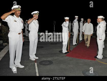 110623KB563-297 DILI, Timor-Leste (le 23 juin 2011) le capitaine Jesse A. Wilson, commandant de mission du Partenariat Pacifique 2011, à gauche, et le capitaine S. Robert Roth, commandant du navire de transport amphibie USS Cleveland (LPD 7), saluent alors que le président du Timor-Leste Jose Ramos-Horta est conduit à bord du Cleveland. Le Partenariat du Pacifique est une initiative d'aide humanitaire qui promeut la coopération dans tout le Pacifique et qui se rend dans cinq pays insulaires cet été : les Tonga, Vanuatu, la Papouasie-Nouvelle-Guinée, le Timor-Leste et les États fédérés de Micronésie. Marine Banque D'Images