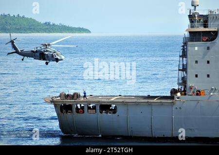 110627ZF681-220 OCÉAN PACIFIQUE (27 juin 2011) un hélicoptère MH-60 Sea Hawk transfère des fournitures du ravitailleur de la flotte du Military Sealift Command USNS Rappahannock (T-AO 204) au quai de transport amphibie USS Cleveland (LPD 7), non représenté, pendant un réapprovisionnement en cours tout en participant au Partenariat Pacifique 2011. Le Partenariat du Pacifique est une initiative d'aide humanitaire d'une durée de cinq mois qui prévoit des visites portuaires aux Tonga, Vanuatu, Papouasie-Nouvelle-Guinée, Timor-Leste et dans les États fédérés de Micronésie. Banque D'Images