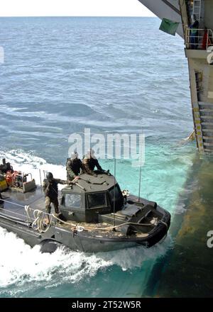 0907089950J-006 CORAL SEA (8 juillet 2009) - des marins affectés à l'unité d'embarcations d'assaut 1 (ACU-1), Détachement Western Pacific (WESTPAC), guident un véhicule amphibie léger de ravitaillement (LARC) dans le pont du navire d'assaut amphibie USS Essex (LHD 2) déployé à l'avant. La récupération faisait partie de la formation intégrée de la force en préparation de l'exercice Talisman Saber 2009. TS09 est une activité d'entraînement combinée biennale conçue pour former les forces australiennes et américaines à la planification et à la conduite d'opérations combinées, ce qui aidera à améliorer la préparation au combat et l'interopérabilité entre les Australiens Banque D'Images