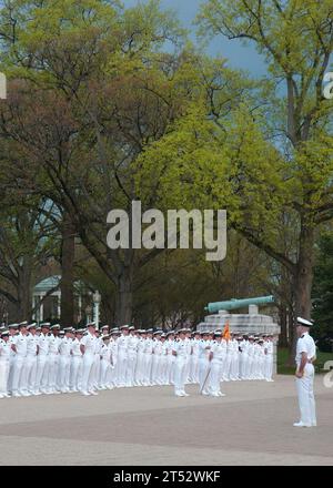 1004065528G-003 ANNAPOLIS, Maryland (6 avril 2010) les midshipmen de l'Académie navale des États-Unis se tiennent au repos de la parade lors d'une inspection d'uniforme d'été des blancs de la brigade. Le personnel de l'académie est passé aux uniformes d'été le 5 avril. Banque D'Images