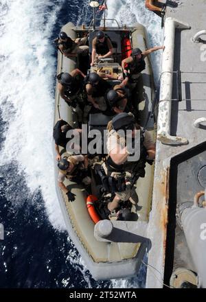 Et saisie, bord, recherche, US Navy ; croiseur de missiles guidés USS Anzio (CG 68) ; visite Banque D'Images