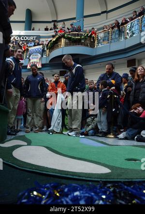 0912113857R-002 PHILADELPHIE (11 décembre 2009) les midshipmen de l'Académie navale américaine et les cadets de l'Académie militaire américaine participent au défi Hole-in-One de la compétition annuelle Patriot Games avant le match de football Army-Navy. Les écoles s’affronteront samedi 12 décembre au Lincoln Financial Field à Philadelphie, en Pennsylvanie Le match marquera la 110e rencontre entre les équipes. Les midshipmen ont remporté les sept meetings précédents et une victoire samedi donnerait à l'école leur septième trophée de Commander-in-Chief consécutif. Banque D'Images