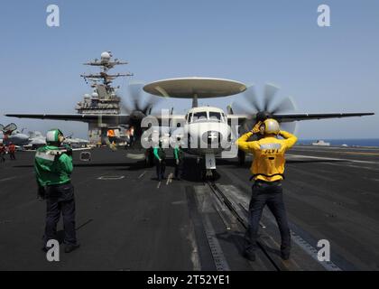 1010056427M-082 ARABIAN SEA (5 octobre 2010) Un directeur d'avion guide un E-2C Hawkeye affecté aux Seahawks de l'Airborne Early Warning Squadron (VAW) 126 sur la catapulte pour être lancé à bord du porte-avions USS Harry S. Truman (CVN 75). Le VAW-126 est déployé dans le cadre du Harry S. Truman Carrier Strike Group qui soutient les opérations de sécurité maritime et les efforts de coopération en matière de sécurité du théâtre dans la zone de responsabilité de la 5e flotte américaine. Banque D'Images