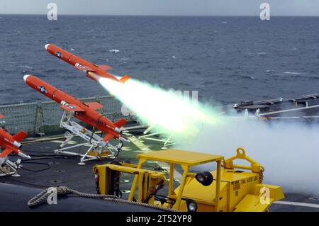 0705078861F-027 OCÉAN ATLANTIQUE (7 mai 2007) - Un drone du Fleet composite Squadron (VC) 6 tire depuis le poste de pilotage de l'USS Pearl Harbor (LSD 52) au cours d'exercices UNITAS. Les marines d'Argentine, du Brésil, du Chili, d'Espagne et des États-Unis participeront à UNITAS Atlantic 48-2007 du 2-13 au 16 mai au large des côtes argentines. UNITAS est un exercice annuel combiné parrainé par l'Amérique du Sud et les États-Unis qui intègre les forces de plusieurs nations participantes. L’Argentine accueille cette année la phase atlantique. UNITAS permet aux forces assemblées d'organiser et de mener des opérations navales combinées en un M. Banque D'Images