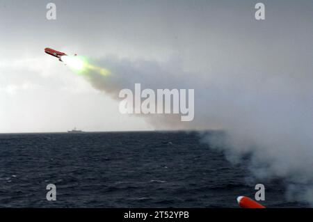 0705078861F-030 OCÉAN ATLANTIQUE (7 mai 2007) - Un drone du Fleet composite Squadron (VC) 6 tire depuis le poste de pilotage de l'USS Pearl Harbor (LSD 52) au cours d'exercices UNITAS. Les marines d'Argentine, du Brésil, du Chili, d'Espagne et des États-Unis participeront à UNITAS Atlantic 48-2007 du 2-13 au 16 mai au large des côtes argentines. UNITAS est un exercice annuel combiné parrainé par l'Amérique du Sud et les États-Unis qui intègre les forces de plusieurs nations participantes. L’Argentine accueille cette année la phase atlantique. UNITAS permet aux forces assemblées d'organiser et de mener des opérations navales combinées en un M. Banque D'Images