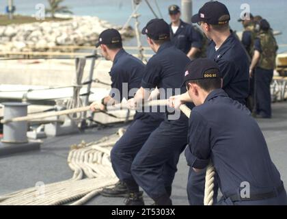 0704145253W-002 GUAM (14 avril 2007) - les manutentionnaires de ligne à bord du destroyer de missiles guidés de classe Arleigh Burke USS Lassen (DDG 82) hissent sur la ligne d'amarrage avant alors que le navire s'arrête à Guam pour prendre du carburant et des fournitures. US Navy Banque D'Images