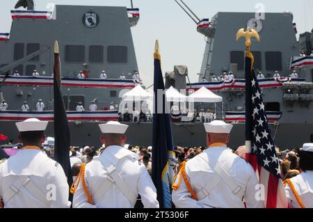 110604WI828-003 MOBILE, Alla. (4 juin 2011) les membres d’un garde de couleur de l’US Navy regardent l’équipage du destroyer de missiles guidés de classe Arleigh Burke USS William P. Lawerence (DDG 110) manipuler les rails et donner vie au navire pendant la cérémonie de mise en service du navire. Le nouveau destroyer rend hommage au défunt vice-amiral William P. Lawrence, un aviateur naval qui a servi comme pilote d'essai et a enduré 6 ans en tant que prisonnier de guerre au Vietnam. Lawrence est ensuite surintendant de l'Académie navale des États-Unis et chef du personnel naval. (Marine américaine Banque D'Images